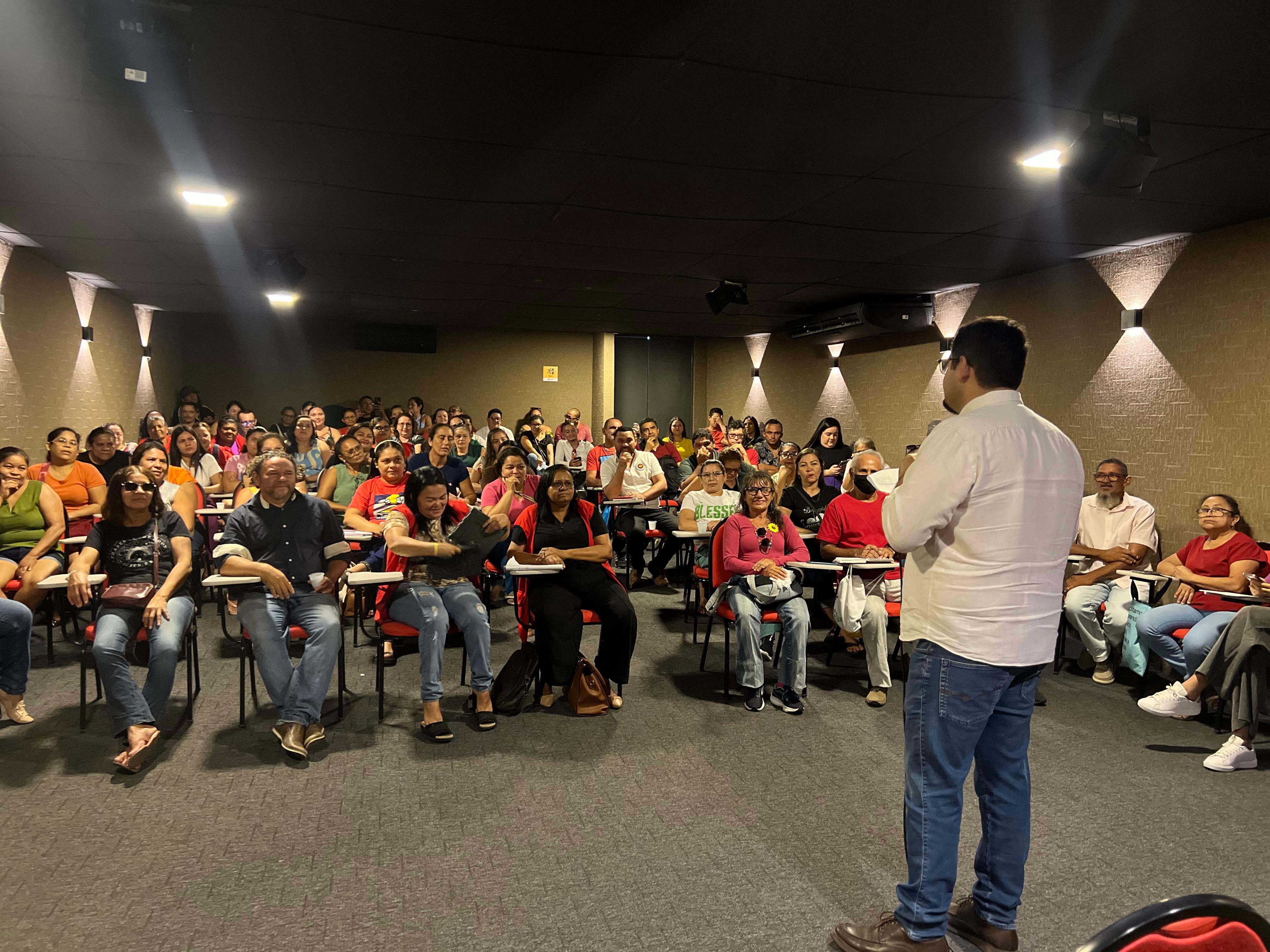 grupo de pessoas posa para a foto